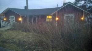Perillä! Saunasta kohoaa savu ja iltapala oli jo odottamassa.